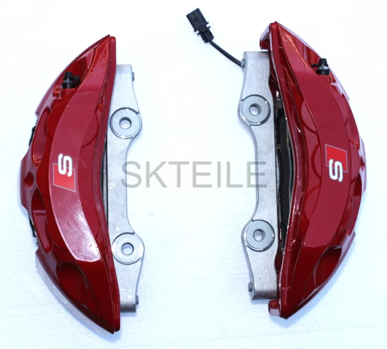 Přední brzdové třmeny Audi S4/S5 8W0615105CR+8W0615106CR včetně brzdových desek 8W0698151N a čidla opotřebení 4M0615121AB